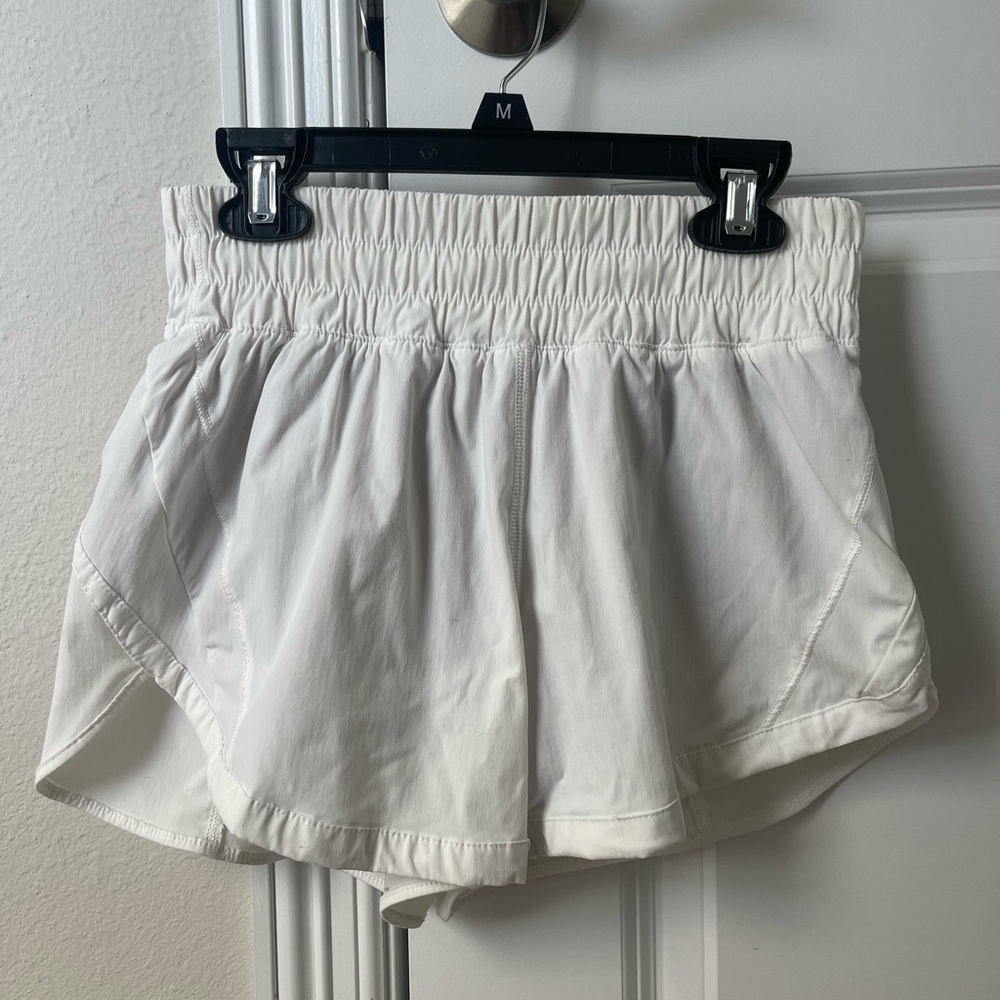 Lululemon white track that high rise lined short 3” size 4